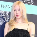 BLACKPINKロゼ、黒ワンピから美脚スラリ「上品で素敵」「美しい」の声 画像