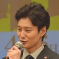 「これは反則」岡田将生、顔を“ひょっこり”覗かせたお茶目SHOTに反響「どんな姿も可愛い」