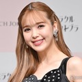 藤田ニコル、新婚旅行でハワイへ 美肌輝くベアトップドレス姿に「お姫様」「左手薬指が眩しい」の声 画像