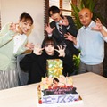 趣里、撮影現場での誕生日サプライズに喜び SixTONESジェシーはダジャレで祝福【モンスター】 画像