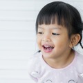 【3歳児の女の子】静かに遊ぶ娘に感心するママ。様子を見に行くと⇒ティッシュを使った”衝撃行動”に「面白い」