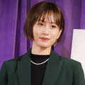 前田敦子、差し色のピンクがオシャレなブラックコーデに「見惚れてしまう」「カッコイイ」の声