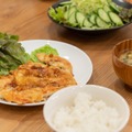 我が家だけの独自のルール！？食事の準備が終わると⇒メイン料理を持って…「次はお前だ！」「家族で協力はいいこと」