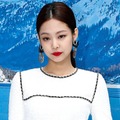 BLACKPINKジェニー、水着透けるシースルートップス姿で美ボディ際立つ「スタイルがレベチ」「脚綺麗」と反響続々 画像