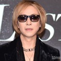 頸椎手術終えたYOSHIKI、ロックな斬新コルセットが話題「こんなの見たことない」 画像