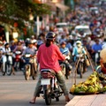 【ベトナムで…】バイクが多くて道を渡れない！？すると「君が…」現地の人のアドバイスに驚き 画像