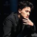 Aぇ! group全員分のフォトシューティングをする小島健（C）モデルプレス