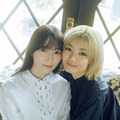 櫻坂46藤吉夏鈴＆守屋麗奈、頬をくっつけてにっこり！洋館を舞台に珍しいペアでのグラビアを披露 画像