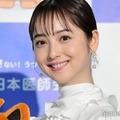 佐々木希、猫耳カチューシャ姿で愛犬を抱っこ「すっぴん？」「可愛すぎる」の声 画像