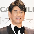 川崎麻世、妻・花音と熱烈キス ウェディングフォト公開「映画のワンシーンみたい」「幸せ溢れてる」と反響 画像