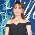 矢田亜希子、黒タイツで圧巻美脚際立つ「さすがのスタイル」「上品」の声 画像