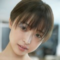 元フジアナ渡邊渚、美ボディ輝く部屋着姿で魅了 初フォトエッセイ決定 画像