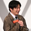 キャスト陣に祈る田中圭（C）モデルプレス