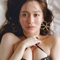 野崎萌香、黒ランジェリーで美バスト開放 1st写真集先行イメージショット公開 画像