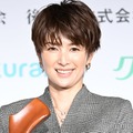 吉瀬美智子、ミニスカ×ニーハイブーツから美脚全開「スタイル抜群」「かっこいい」の声 画像