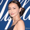 長谷川京子、ミニスカ姿で美スタイル際立つ「着こなしが完璧」「美脚すぎる」の声 画像