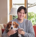 大谷翔平選手、愛犬・デコピンとのニューバランス社訪問ショット「モデル並みの佇まい」「ご機嫌で可愛い」の声 画像