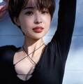 元フジアナ渡邊渚、美谷間のぞくトップス姿 大人の表情で魅了 画像