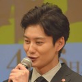 「奥様が羨ましいっ」岡田将生、焼肉を楽しむ仕事納めSHOT「キュート」「顔が良すぎる」 画像