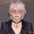 HYDE、上海ディズニーでジャック・スパロウと腕組み披露「絵になる」「映画に出てきそう」の声 画像