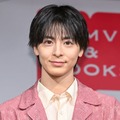 「となりのナースエイド」高杉真宙、革ジャン×サングラスの貴重姿に「カッコ可愛い」「反則」と反響 画像