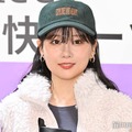 重盛さと美、ミニスカからスラリ美脚披露「セクシー」「攻めてる」と反響 画像