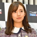 新内眞衣、美肩＆美脚を大胆見せ！ワンショルのミニワンピSHOTに「足長っ！細っ！」「オトナのお姉さん」 画像