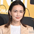 長谷川京子、ミニ丈×黒タイツで圧巻の脚線美披露「さすがのスタイル」「かっこよすぎ」の声 画像