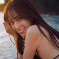 日向坂46佐々木久美、大人っぽいサテンドレスで美肩見せ！1st写真集『めくる日々』表紙4種類が解禁 画像