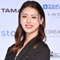 井手上漠、ミニ丈から美脚スラリ「奇跡の頭身」「見惚れる美しさ」と反響 画像