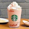 スタバ、瑞々しく桃香る新作フラペ「白桃と桜わらびもち フラペチーノ」もちぷる食感の食べ応えも◎ 画像