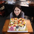 川口春奈、誕生日サプライズに笑顔 ドラマ「アンサンブル」チームが祝福 画像