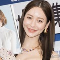 1st写真集「jealousy」発売記念会見に登壇した野崎萌香（C）モデルプレス