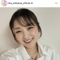 石川梨華、シャツ×ユニクロスカートの“大人コーデ”に絶賛の声「イメージ変わって素敵」「カッコ可愛い」