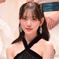 堀未央奈、黒髪重めぱっつんで雰囲気ガラリ 黒猫風ショットに「ビジュ強すぎ」「お人形さんみたい」の声 画像