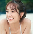 日向坂46佐々木久美、白ビキニ姿で美谷間披露 1st写真集先行カット第7弾解禁【めくる日々】 画像