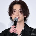 綱啓永、10代からの親友と初共演「売れような」絶叫メッセージで熱い握手交わす【ネムルバカ】 画像