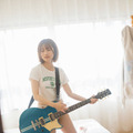 声優・夏吉ゆうこ、短めTシャツ姿＆ほっそり美脚を大胆見せ！私物のギターをかき鳴らす自然体SHOT披露 画像