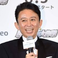 有吉弘行、1歳でスタスタ歩き！？キュートな幼少期SHOTに反響「最高のフォルム」「ムチムチあんよかわいい」 画像