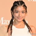 ローラ、SEXYボディスーツ・キャミドレス…美谷間＆美脚全開ショットに反響「刺激が強い」「着こなせるのがすごい」 画像