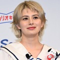 ホラン千秋、金髪で雰囲気ガラリ「サンリオの世界観に合わせられるようにチャレンジ」 画像