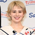 ホラン千秋、ミニスカから美脚披露「攻めてる」「圧巻のスタイル」と反響 画像