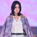 藤井夏恋、ニットトップスから美デコルテ披露 シルバーパンツで存在感【GirlsAward 2025SS】 画像