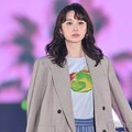 田鍋梨々花、ハイウエストショーパンからほっそり美脚際立つ【GirlsAward 2025SS】 画像