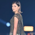 みちょぱ、透かし編みニット×大胆スリットの肌見せコーデで登場【GirlsAward 2025SS】 画像