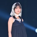 生見愛瑠、キャミワンピでヘルシー肌見せ ウィンクにドキッ【GirlsAward 2025SS】 画像