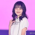 上坂樹里、シルバーチェーンが新鮮 白T×デニムのシンプルコーデ【GirlsAward 2025SS】 画像