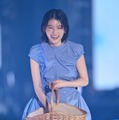出口夏希、背中ざっくりミニワンピで抜群スタイル【GirlsAward 2025SS】 画像