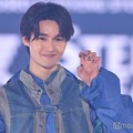 藤岡真威人、お茶目ポーズでネイル見せ【GirlsAward 2025SS】 画像