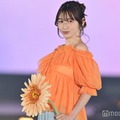 「おむすび」で話題・岡本夏美、肩出しトップスから美デコルテ披露 オレンジで統一感【GirlsAward 2025SS】 画像
